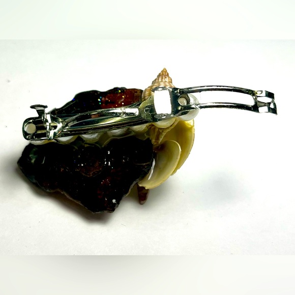 Handcrafted Shell Hair Clip - Picture 5 of 5